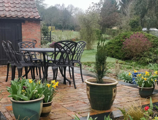 Quel type de mobilier de jardin est le plus résistant aux intempéries ?