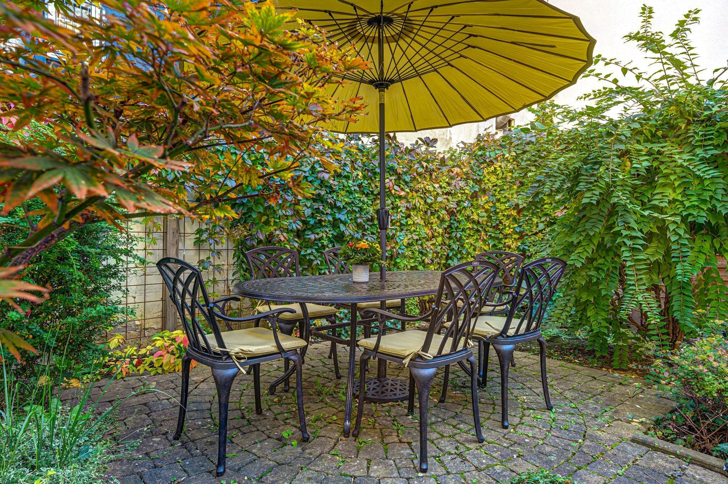 salon de jardin avec parasol
