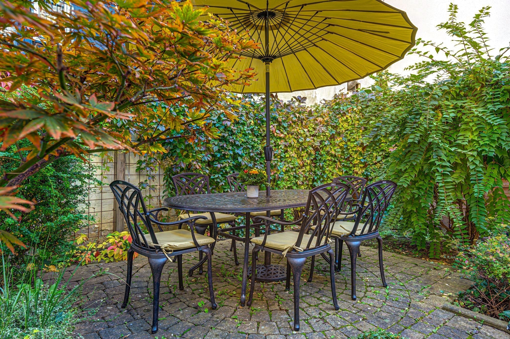 salon de jardin avec parasol