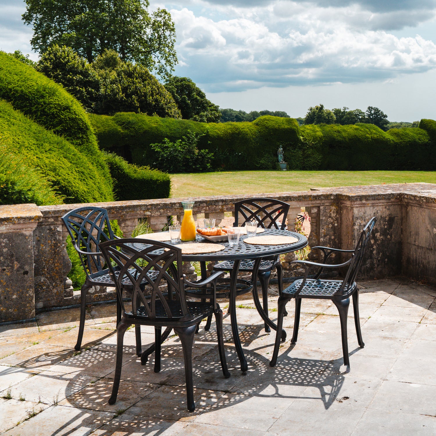 Guide pratique : comment choisir et aménager un salon de jardin rond