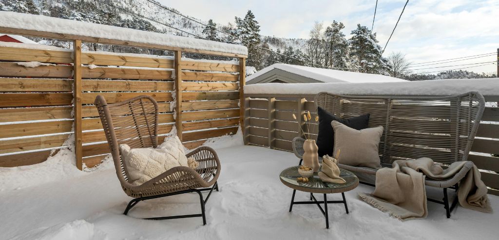 Salon de jardin dans la neige