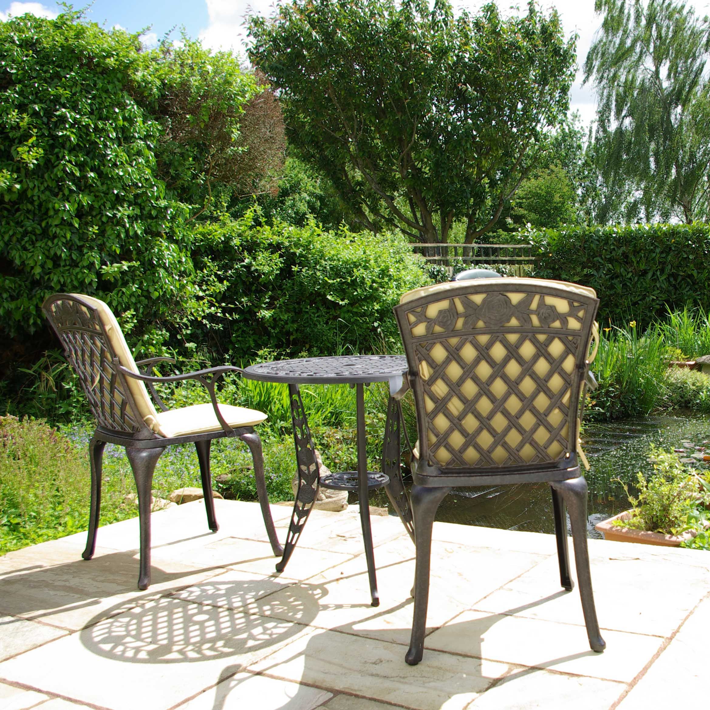 chaises APRIL, coussins beiges coloris Bronze Ancien Lazy Susan Salon de jardin en aluminium moulé Table bistro ROSE et 2 chaises de jardin 