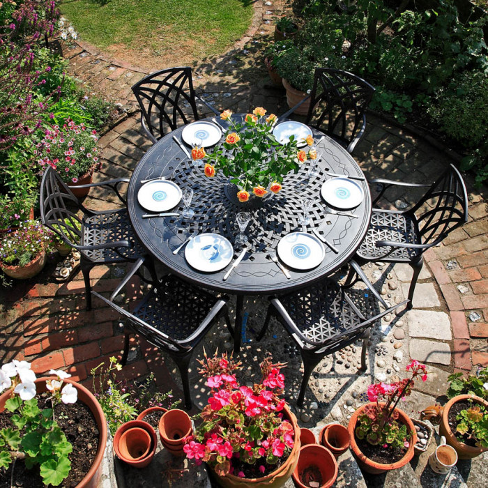 5 raisons d'acheter une table de jardin ronde